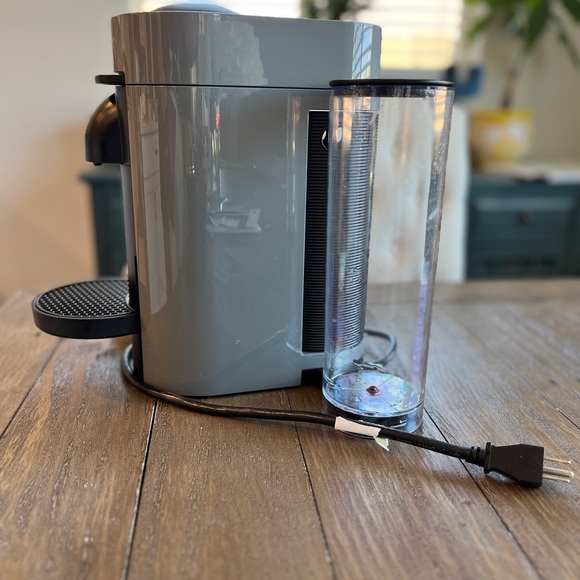 Nespresso VertuoPlus with Aeroccino by DeLonghi - Picture 4 of 5